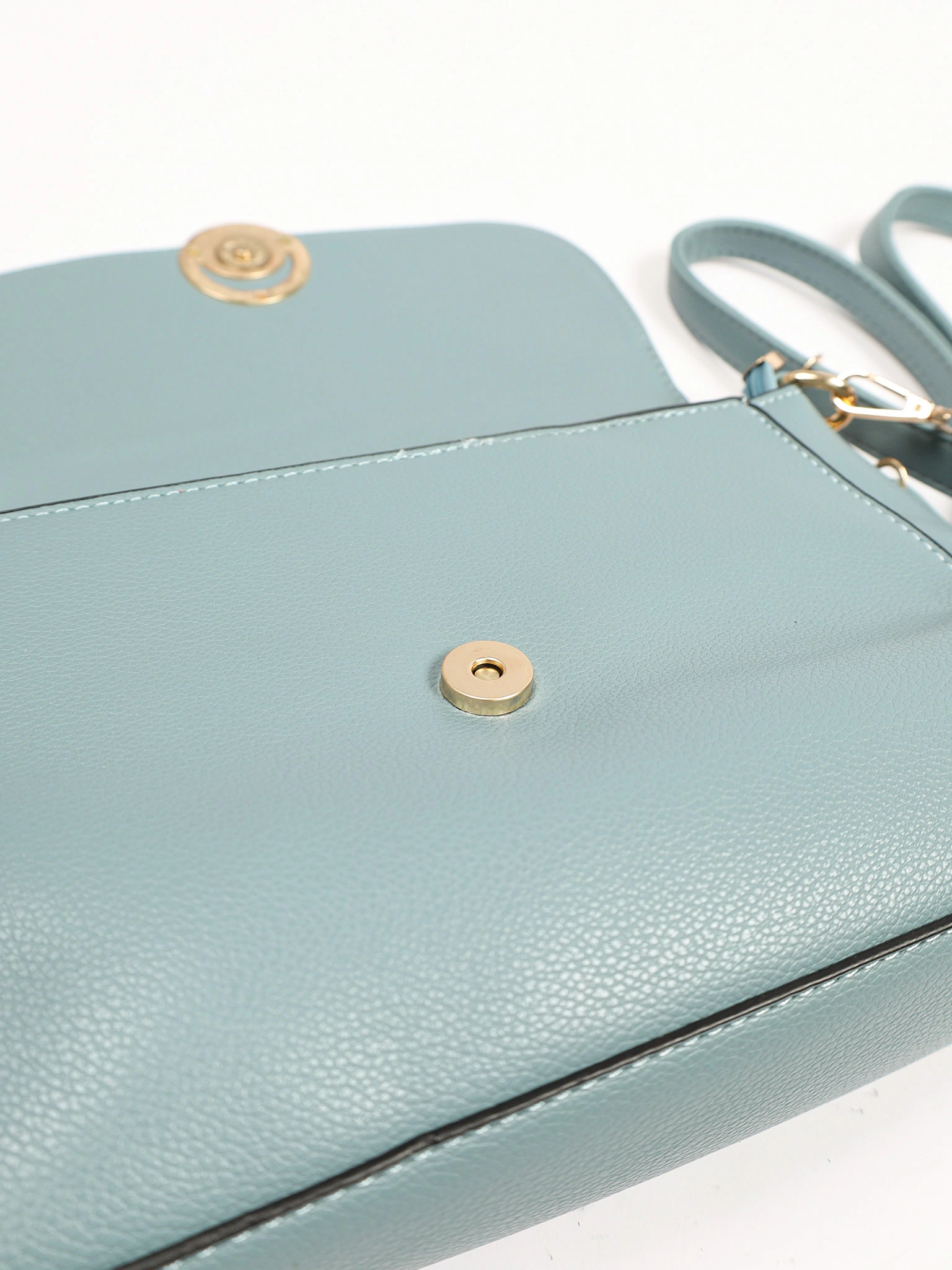 Сумка-кроссбоди с декоративной пряжкой в ассортименте